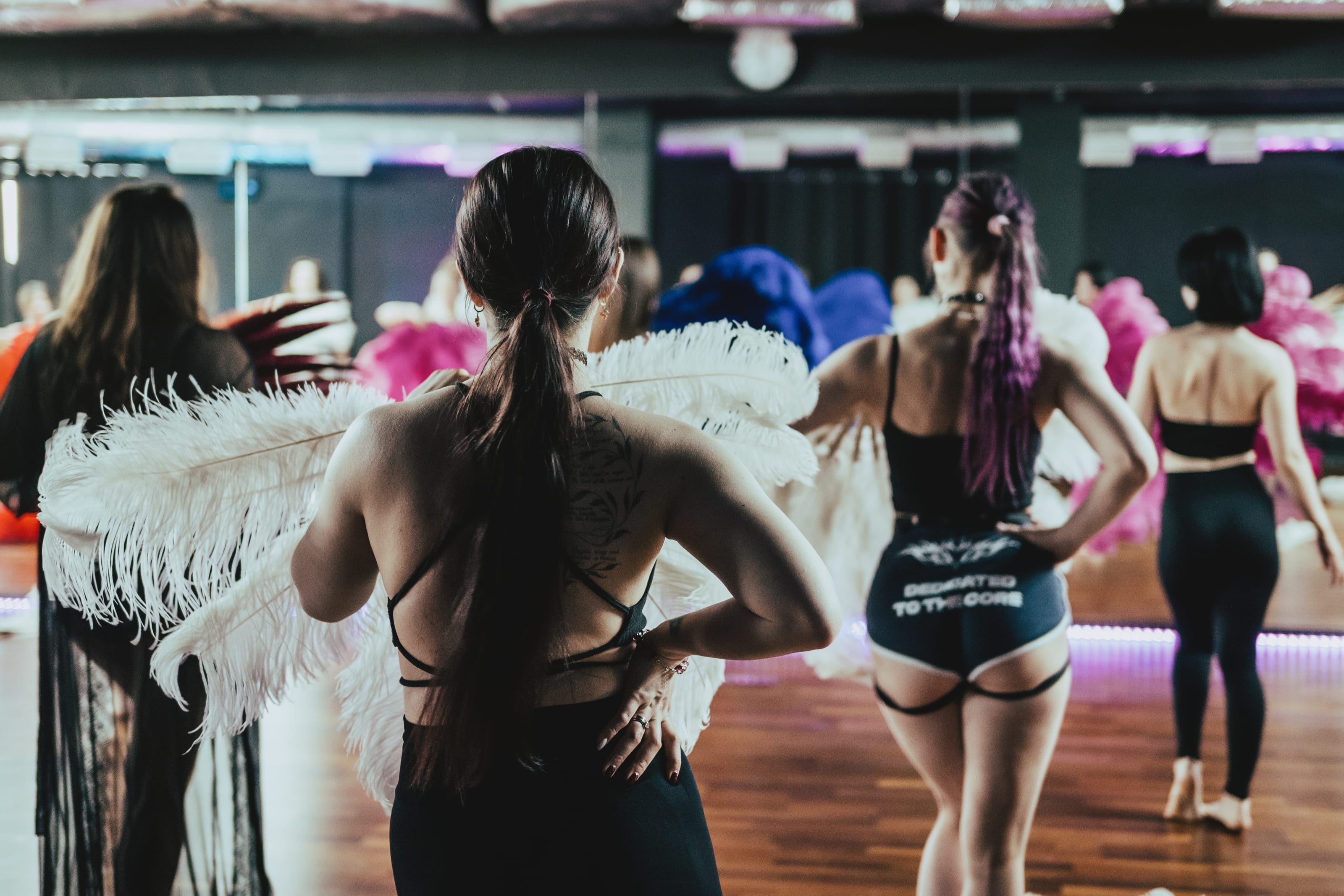 Zajęcia Showgirls Academy - kursantki z wachlarzami z piór